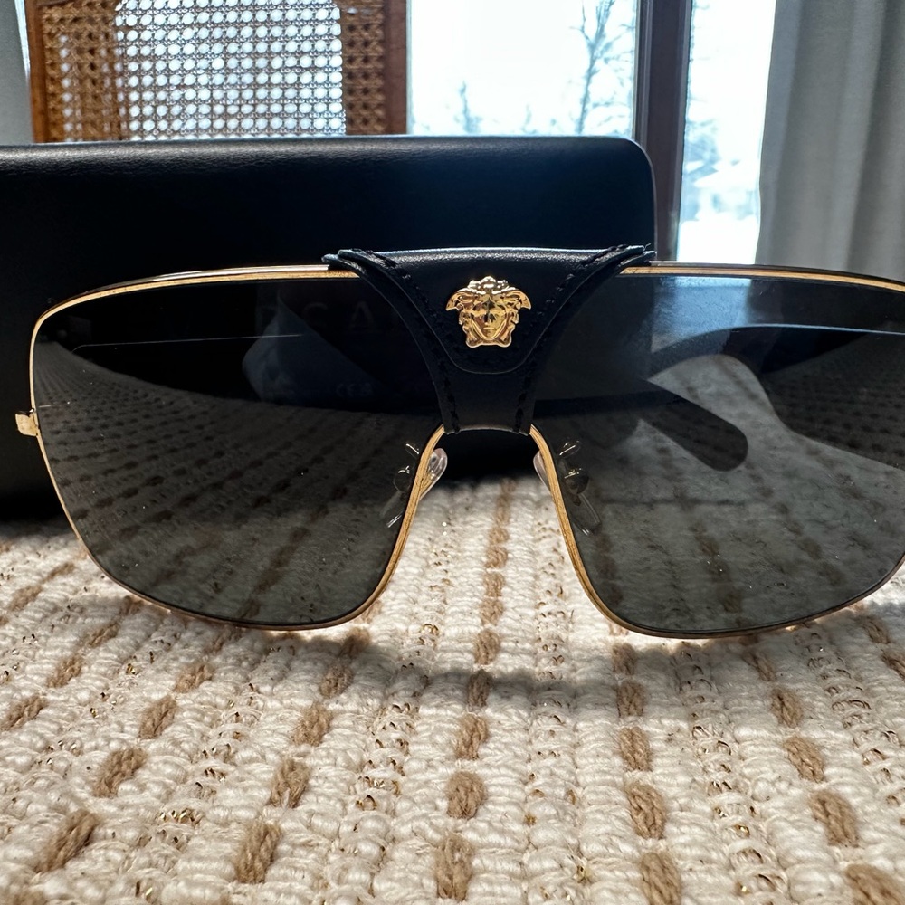 Versace Sunglasses with Black Frames and Gold Details - Picture 9 of 9
